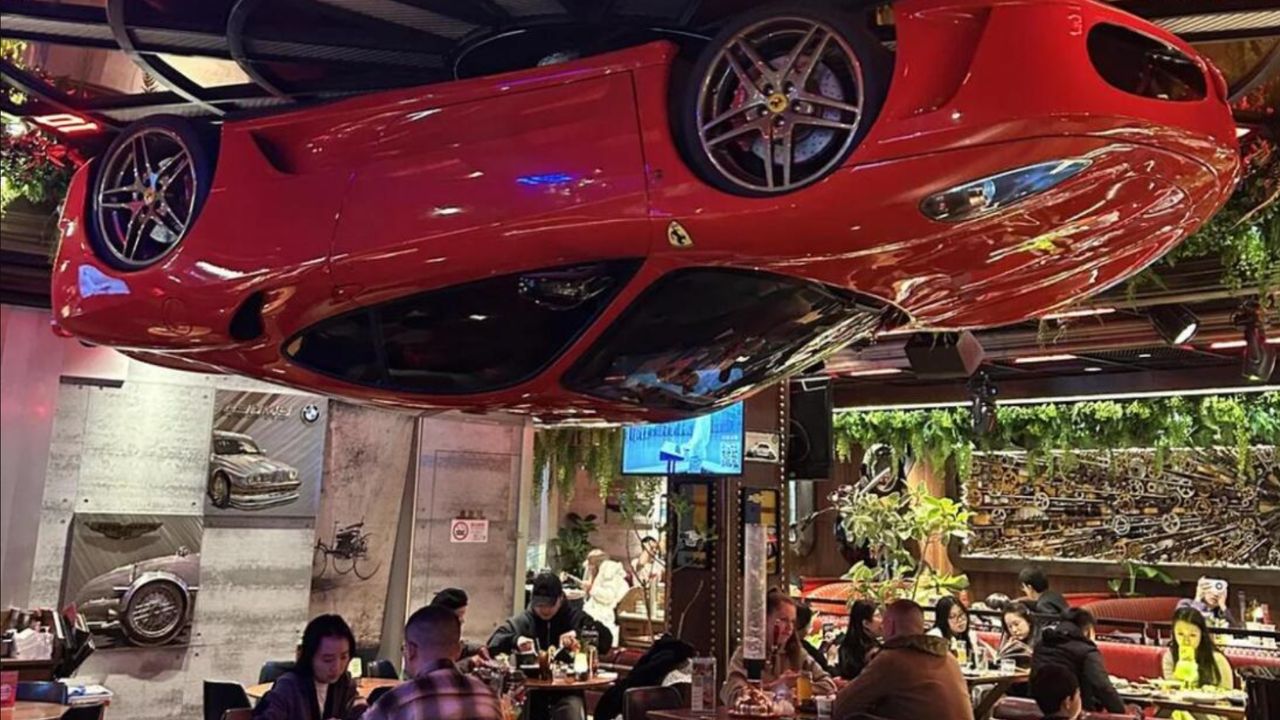Restaurante na China pendura Ferrari F430 no teto e a transforma em um relógio gigante
