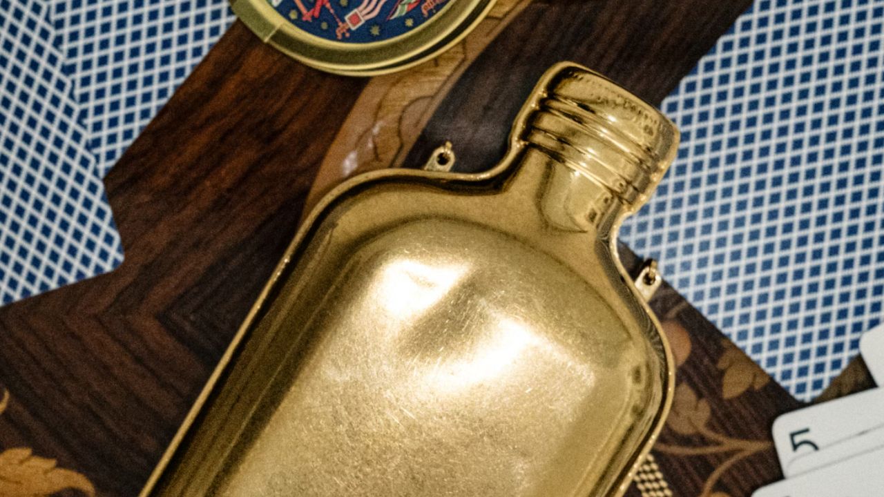 A bolsa metálica da Calvin Klein surge como o acessório ideal para as festas de fim de ano