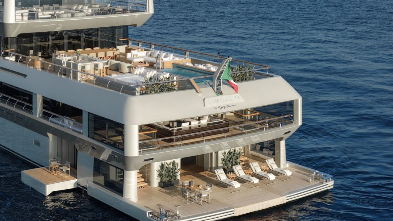 Com’è essere a bordo dello straordinario superyacht di 72 metri di Giorgio Armani