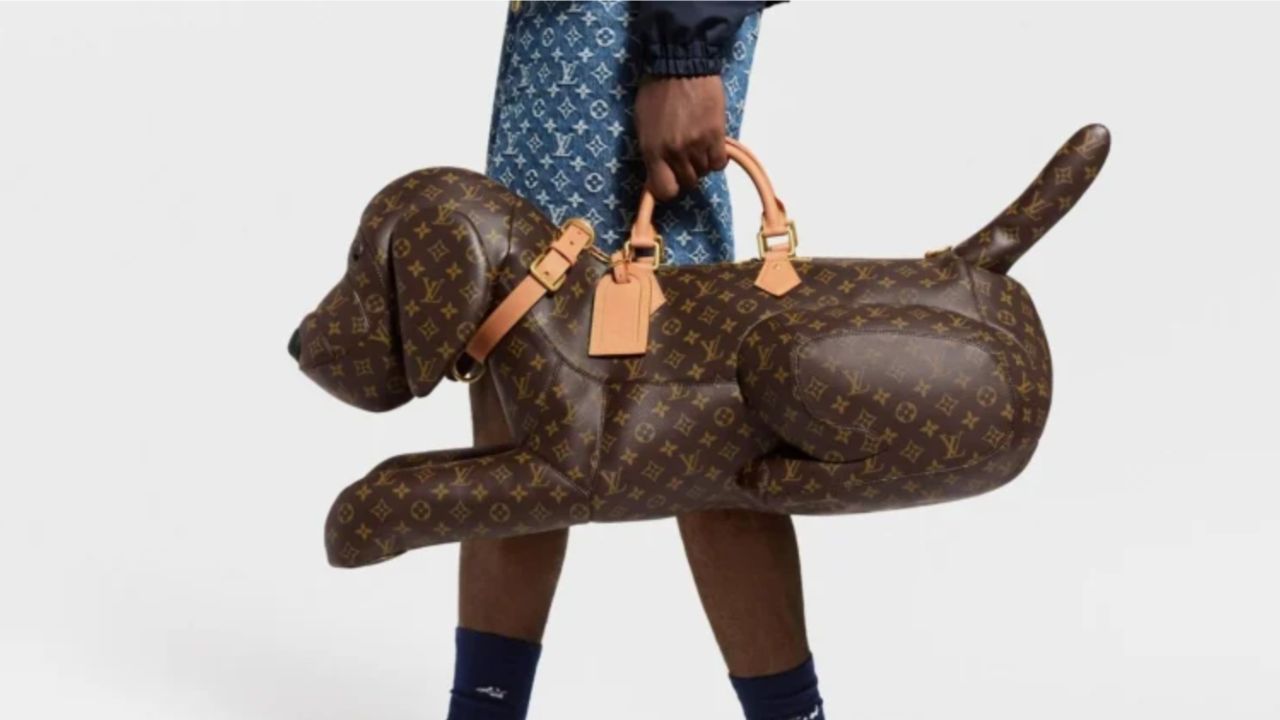 Louis Vuitton lança bolsa XXL para cães de luxo e redefine o que é “fashion pet” em 2026