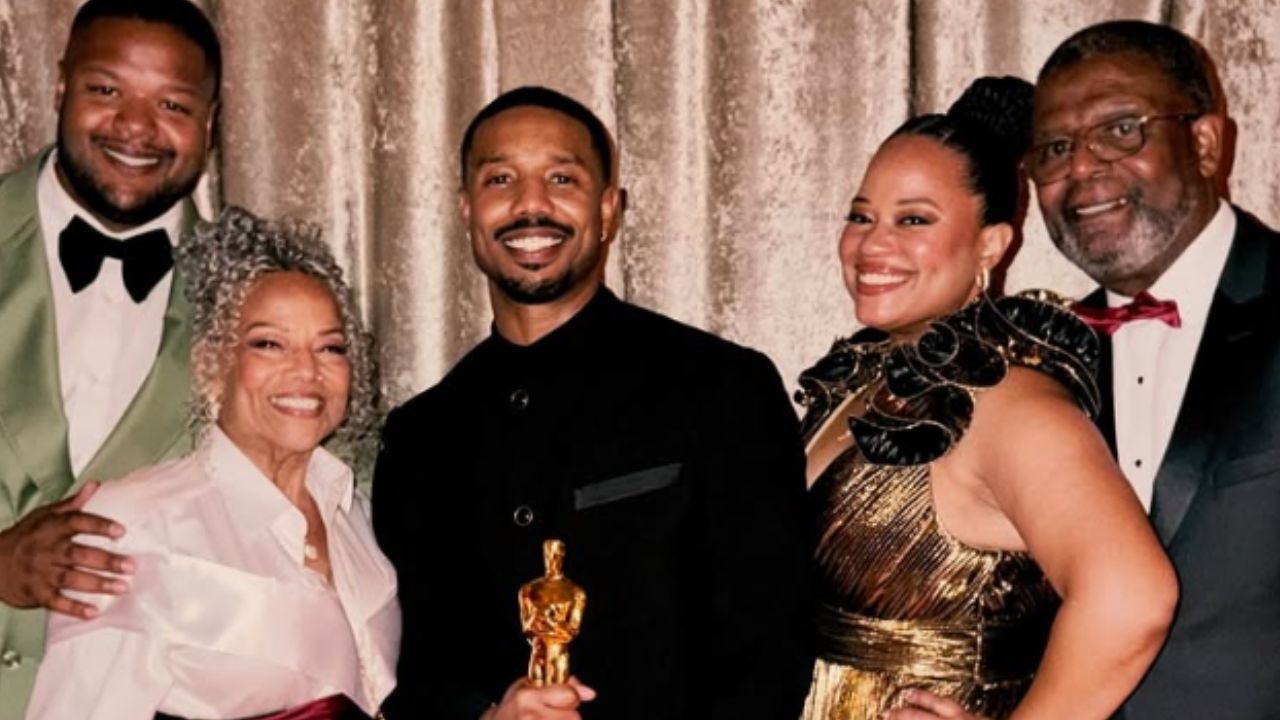 Michael B. Jordan stjeler showet på Oscar 2026 med en luksuriøs helsvart look fra Louis Vuitton