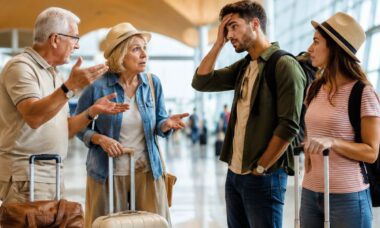 As 10 manias de viagem dos baby boomers que irritam as gerações mais jovens
