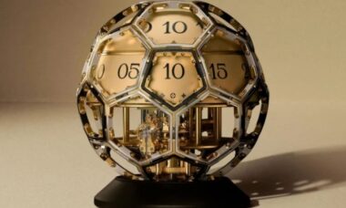 Louis Vuitton transforma bola de futebol em relógio milionário com diamantes e causa beneficente