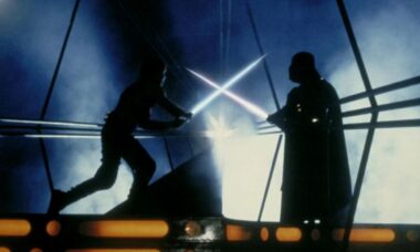 Sabre de luz de Luke Skywalker quebra recorde e é vendido por fortuna em leilão histórico