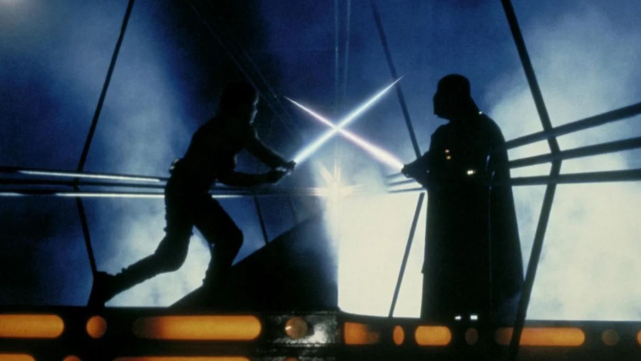Sabre de luz de Luke Skywalker quebra recorde e é vendido por fortuna em leilão histórico