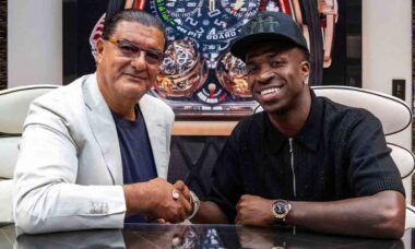 Vinicius Jr recebe Casino Tourbillon de Jacob Arabo em encontro com a Jacob & Co. Foto: Instagram @jacobarabo
