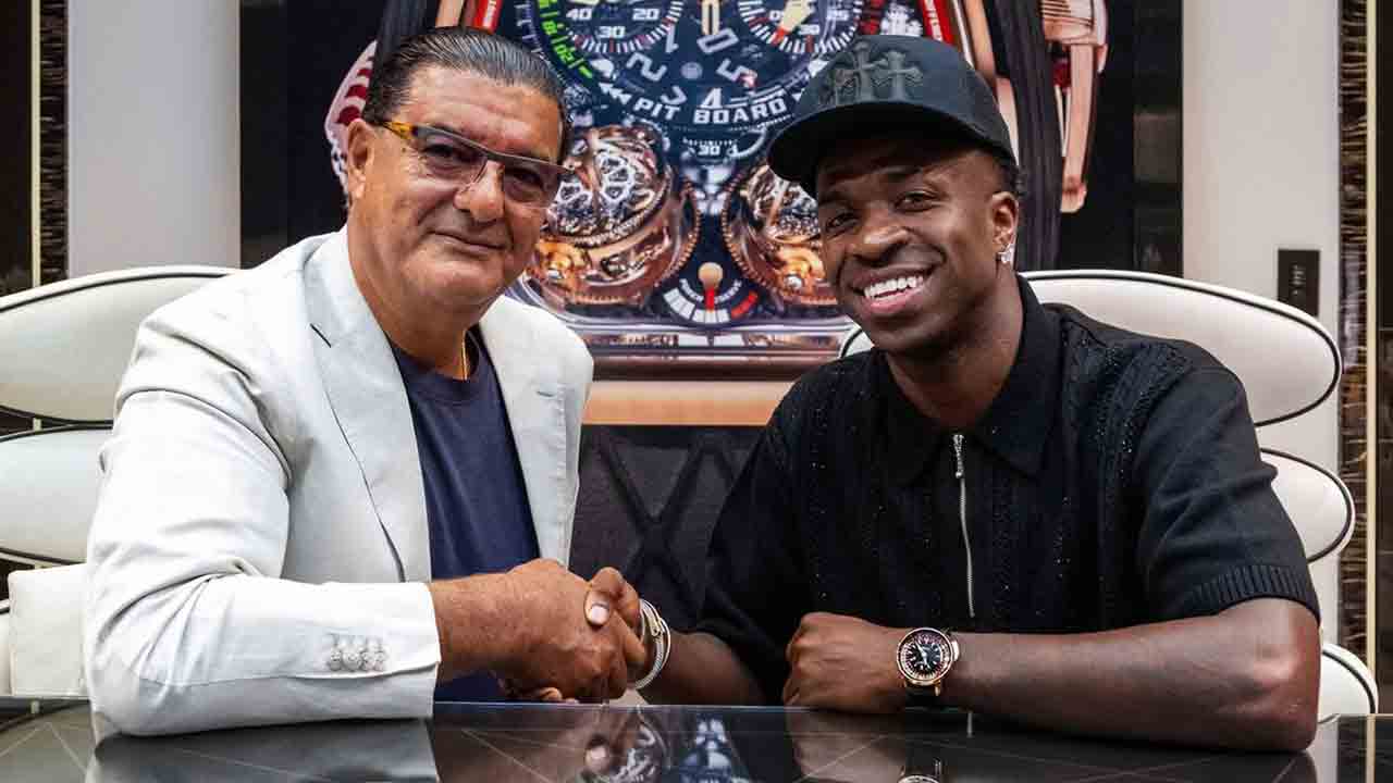 Vinicius Jr recebe Casino Tourbillon de Jacob Arabo em encontro com a Jacob & Co. Foto: Instagram @jacobarabo