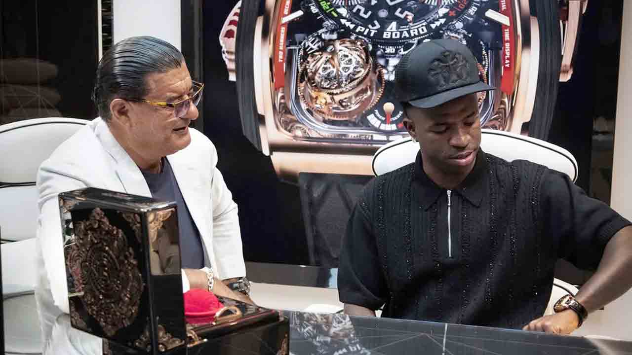 Vinicius Jr recebe Casino Tourbillon de Jacob Arabo em encontro com a Jacob & Co. Foto: Instagram @jacobarabo
