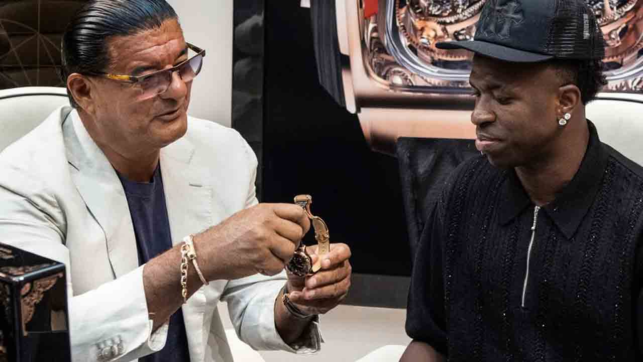 Vinicius Jr recebe Casino Tourbillon de Jacob Arabo em encontro com a Jacob & Co. Foto: Instagram @jacobarabo
