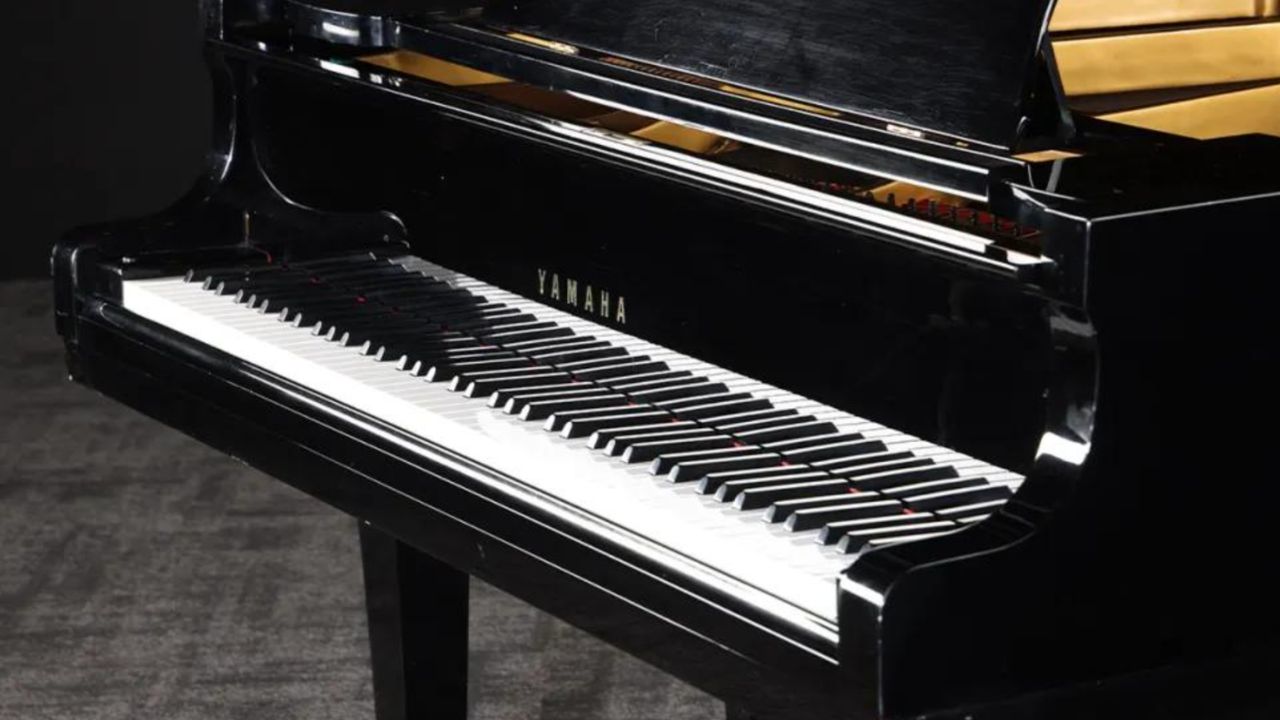 Piano tocado por Freddie Mercury pode ser vendido por US$ 528 mil