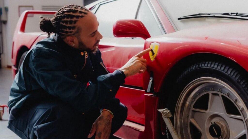 Lewis Hamilton encontra Ferrari F40 coberta de poeira após 30 anos e realiza sonho de infância