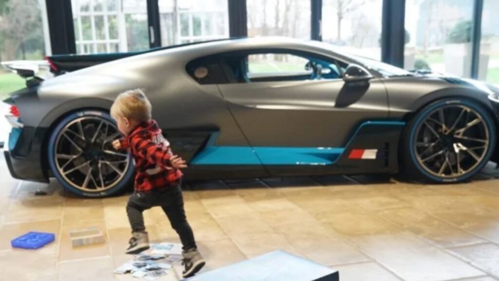Esqueça o Lego: menino de 10 anos ganha Ferrari de R$ 8,5 milhões de aniversário