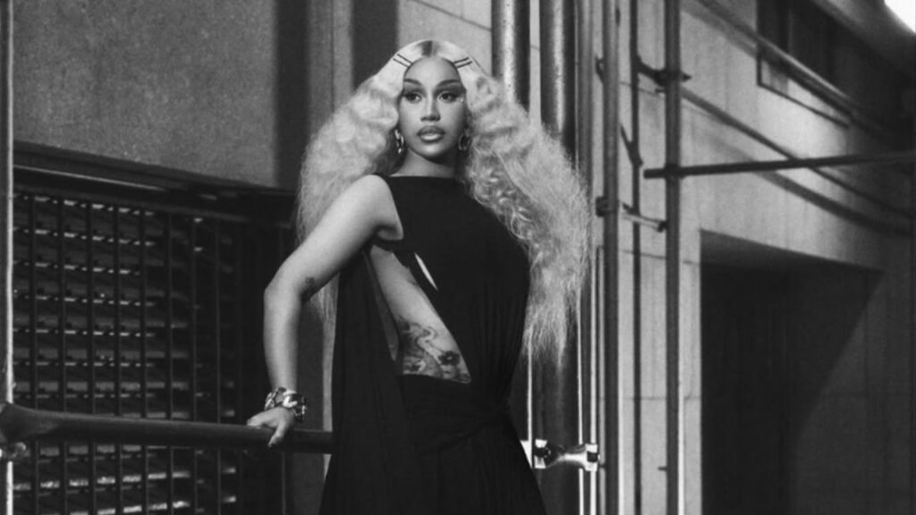 Cardi B se presenteia com relógio de R$ 16 milhões e bolsa raríssima